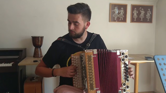 Video: Slovák zahral pieseň Despacito, ako ste ju ešte nepočuli