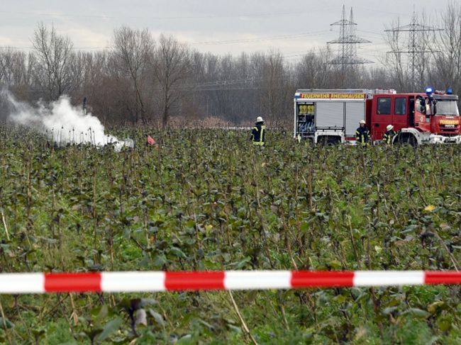 Pri zrážke malého lietadla s helikoptérou zahynuli štyria ľudia