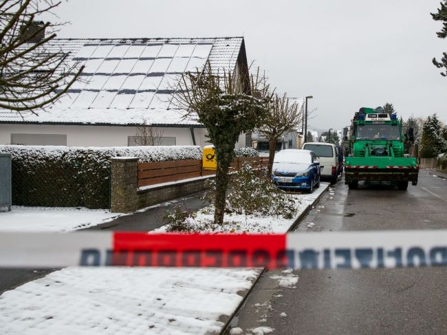 Na muža a jeho manželku podozrivých z vraždy jeho rodičov uvalili väzbu