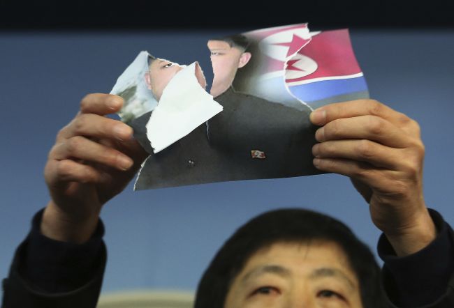 Aktivisti na protest proti KĽDR roztrhali fotografie Kim Čong-una