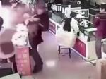Video: Zákazník v obchode zahryzol do batérie. Tá mu pred ústami explodovala