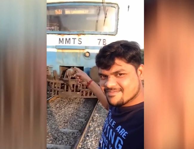 Video: Muž si chcel spraviť fotku pred idúcim vlakom. Ten ho zrazil.