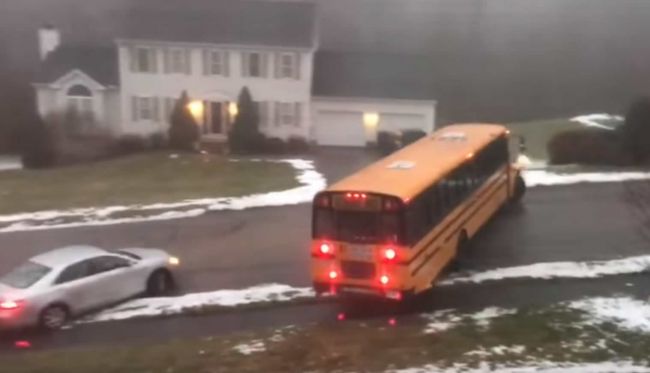 Video: Školský autobus plný detí sa šmýkal po celej ceste