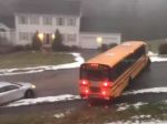 Video: Školský autobus plný detí sa šmýkal po celej ceste