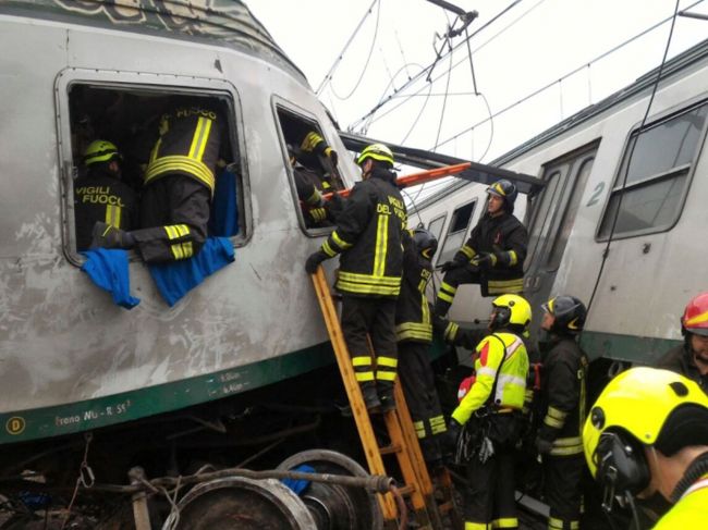 Nešťastie v Taliansku: Pri Miláne sa vykoľajil vlak. Traja ľudia mŕtvi, vyše 100 zranených