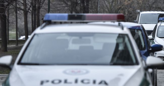 Dopravná nehoda pri Novákoch si vyžiadala zranenie troch ľudí