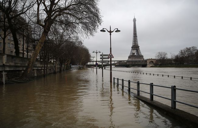Z Paríža a okolia evakuovali stovky ľudí, hladina Seiny ďalej stúpa