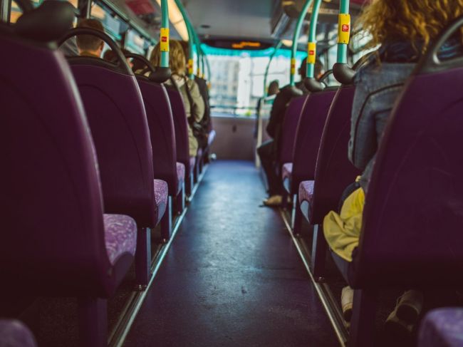 Polícia obvinila muža, ktorý mal nahlásiť bombu v diaľkovom autobuse