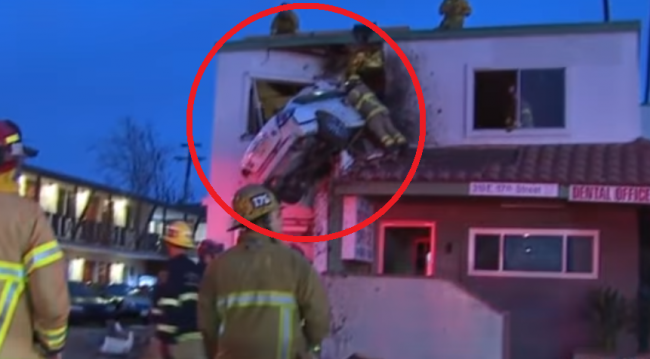 Video: Auto narazilo do okna na 2. poschodí budovy. Ako je to vôbec možné?
