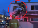 Video: Auto narazilo do okna na 2. poschodí budovy. Ako je to vôbec možné?