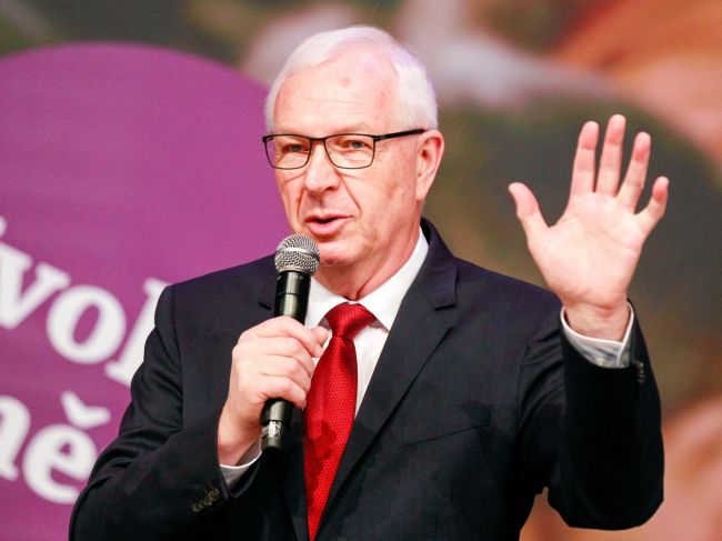 Drahoš zagratuloval Zemanovi, z verejného života neodchádza