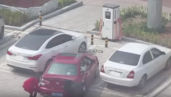 Video: Žena nevedela zaparkovať. Auto chcela nadvihnúť a posunúť na parkovacie miesto