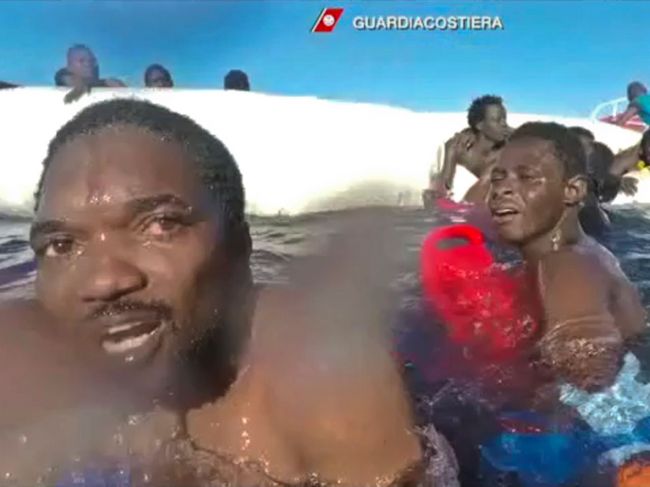 Taliansko hlási záchranu ďalších 800 migrantov v Stredozemnom mori