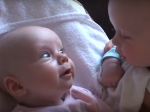 Video: Bábätká viedli vážny rozhovor. Dieťa v ružovom si však grimasami získalo všetkých