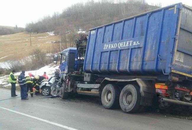 Hasiči zasahujú pri vážnej nehode, jedna osoba neprežila