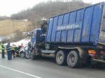 Hasiči zasahujú pri vážnej nehode, jedna osoba neprežila