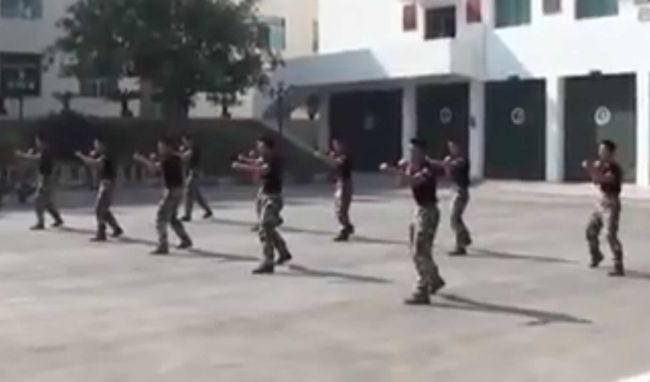 Video: Pri tréningu na spôsob čínskej armády by sa zapotil nejeden športovec