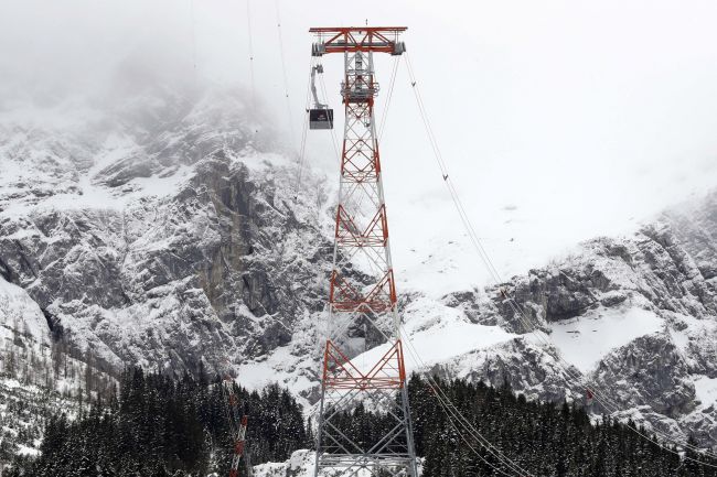 Desiatky záchranárov 3 hodiny zachraňovali 150 lyžiarov uviaznutých na lanovke