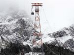 Desiatky záchranárov 3 hodiny zachraňovali 150 lyžiarov uviaznutých na lanovke
