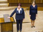Plénum má nových poslancov, Milanová a Červeňáková zložili sľub