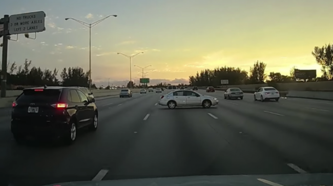 Video: Auto sa začalo točiť na diaľnici, neuveríte, ako to dopadlo