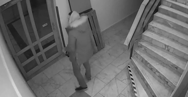 Video: Zlodej z hotela ukradol televízor, nočné lampy a bielizeň. Nespoznáte ho?