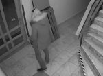 Video: Zlodej z hotela ukradol televízor, nočné lampy a bielizeň. Nespoznáte ho?