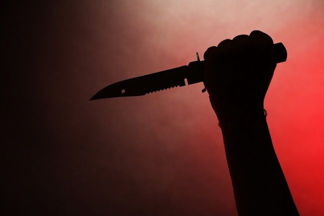 Polícia obvinila ženu za útok nožom na revízora