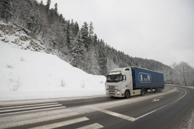 Viaceré horské priechody sú uzatvorené, s obmedzeniami rátajte aj v ďalších úsekoch
