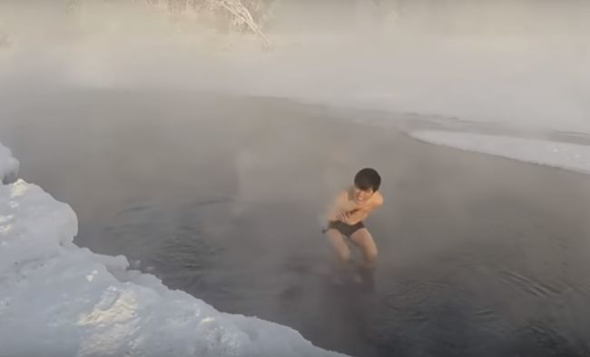 Video: Skočili by ste do vody pri teplote -60°C? Tento chlapík s tým nemá problém