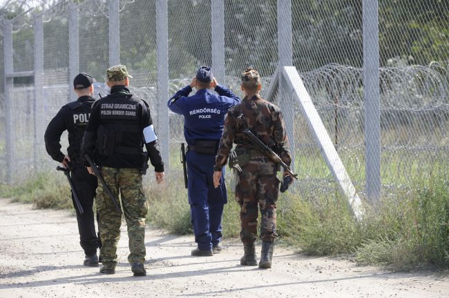 Maďarskí policajti na hraničnom priechode Röszke našli vo švédskom aute zbrane