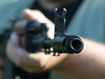 90-ročný dôchodca strieľal puškou na policajtku, zmýlil si ju s podvodníčkou