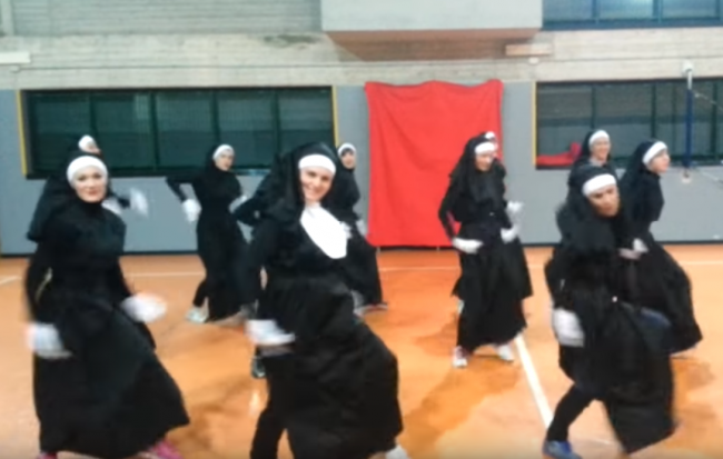 Video: Mníšky tancujú zumbu. Z tejto choreografie vám padne sánka