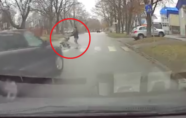 Video: Bezohľadný vodič v Michalovciach takmer zrazil mamičku s kočíkom na priechode