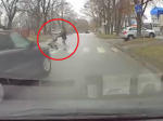 Video: Bezohľadný vodič v Michalovciach takmer zrazil mamičku s kočíkom na priechode