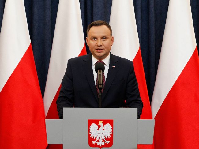 Poľsko: Duda podpíše kontroverzný zákon o IPN a pošle ho Ústavnému súdu