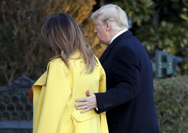 Video: Trump sa snažil chytiť Melaniu za ruku. Týmto trapasom pobavil celý svet