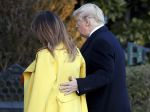 Video: Trump sa snažil chytiť Melaniu za ruku. Týmto trapasom pobavil celý svet