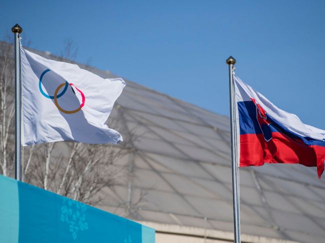 V olympijskej dedine pod zubatým slnkom zaviala slovenská zástava