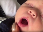 Video: Keď mamička zbadala, čo má novorodenec v ústach, bola v šoku. Toto je rarita!