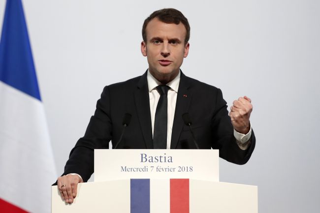 Macron podporil zmienku o Korzike v ústave, iné požiadavky odmieta