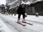 Husté sneženie v Paríži využili lyžiari. Spúšťali sa po kopcovitých uliciach mesta