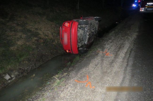 29-ročná žena si sadla za volant opitá. Auto skončilo prevrátené na ľavom boku