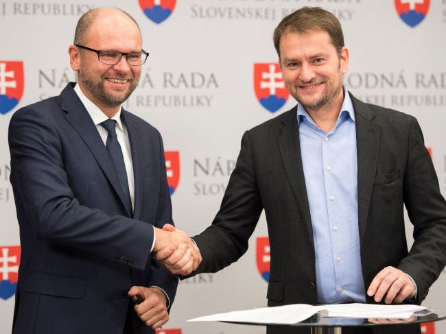 SaS a OĽaNO idú do komunálnych volieb spolu, podpísali dohodu