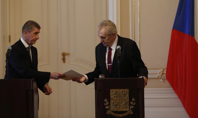 Zeman robí veci tak, ako sa to hodí Babišovi, tvrdí česká opozícia