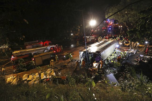 Pri nehode autobusu zahynulo najmenej 19 ľudí