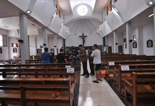 V kostole útočil muž s mečom, zranil aj kňaza