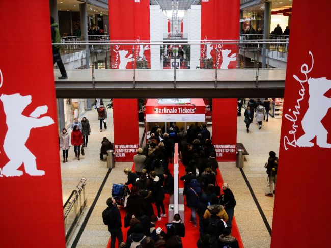 Červený koberec, po ktorom kráčajú celebrity na Berlinale, môže nahradiť čierny. Prečo?
