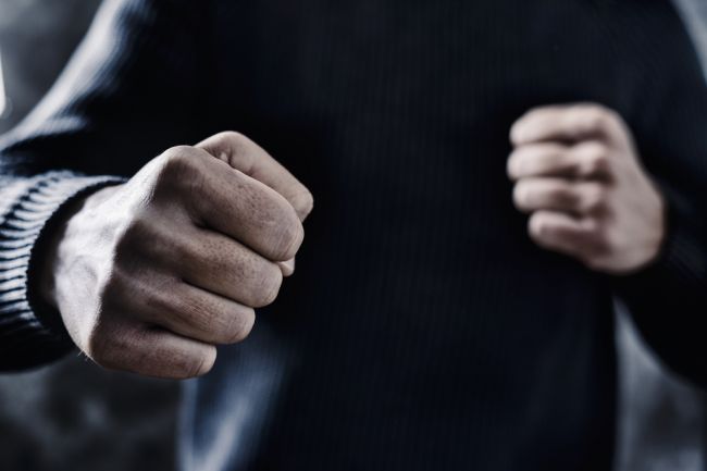 Agresívny Bratislavčan sa nahý premával po chodbe obytného domu. Potom zaútočil na políciu