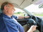 Obetavý manžel sa v 79 rokoch naučil šoférovať, aby mohol manželku voziť do nemocnice